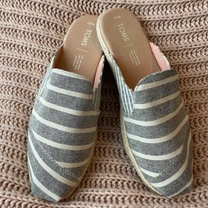 TOMS Slip On Mule Espadrille in Muted Black & Cream. SZ 8.5 W